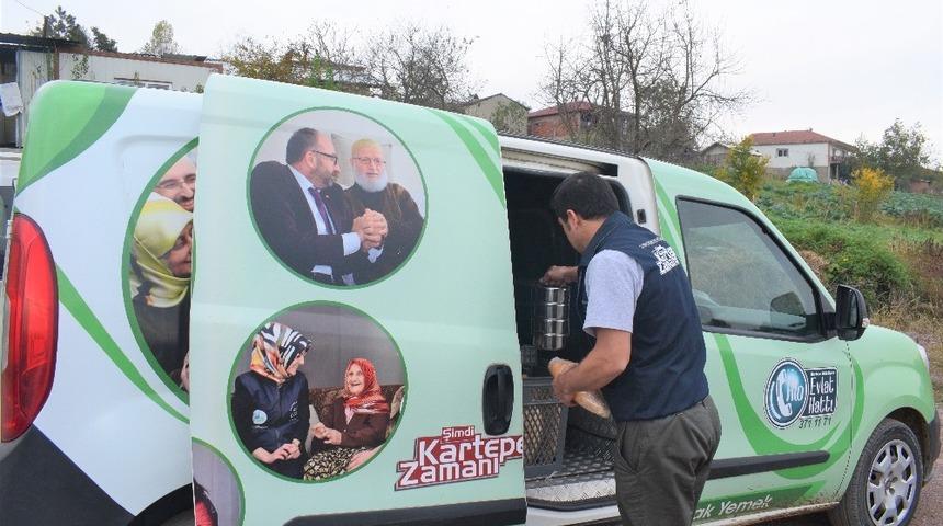Kartepe&rsquo;de ihtiya&ccedil; sahiplerine sıcak yemek dağıtılıyor