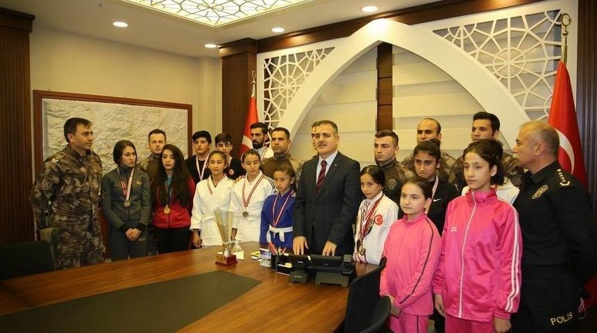 Başarlı sporculardan Vali Akbıyık&rsquo;a ziyaret