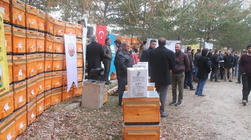 Bayburtlu arıcıya dev kovan desteği