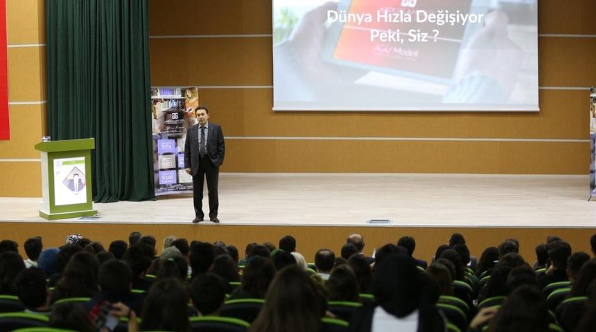 Rekt&ouml;r Sabuncuoğlu &ouml;ğrencilere, d&uuml;nyadaki değişimi ve eğitime etkisini anlattı
