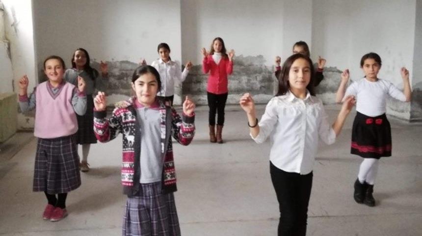 K&uuml;tahya y&ouml;resel oyunları &ouml;ğrencilere de &ouml;ğretiliyor