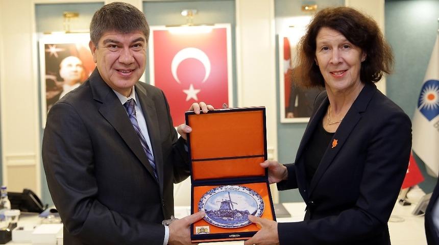 Hollanda B&uuml;y&uuml;kel&ccedil;isi&rsquo;nden T&uuml;rel&rsquo;in vizyon projelerine &ouml;vg&uuml;