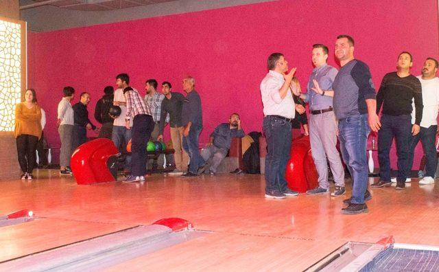 AOSB çalışanları bowling turnuvasında stres attı