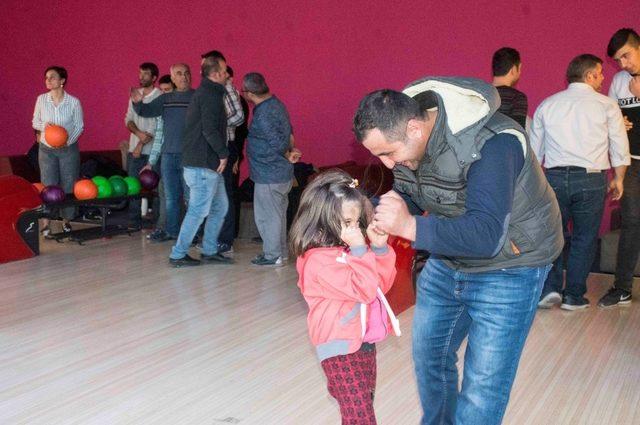 AOSB çalışanları bowling turnuvasında stres attı