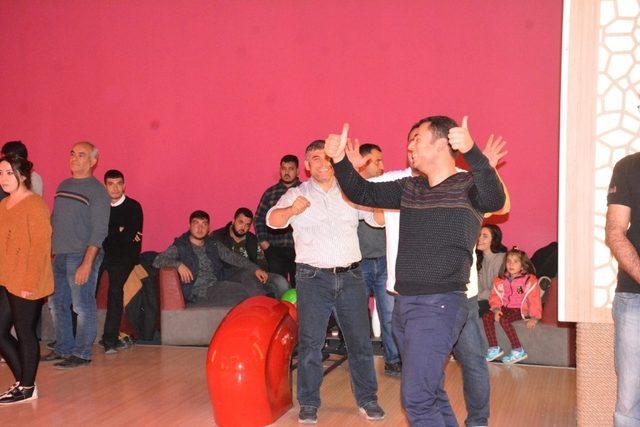 AOSB çalışanları bowling turnuvasında stres attı