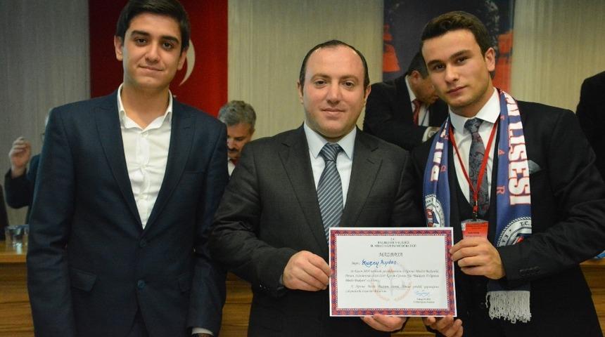 &Ouml;ğrenciler başkan se&ccedil;imi i&ccedil;in sandığa gitti