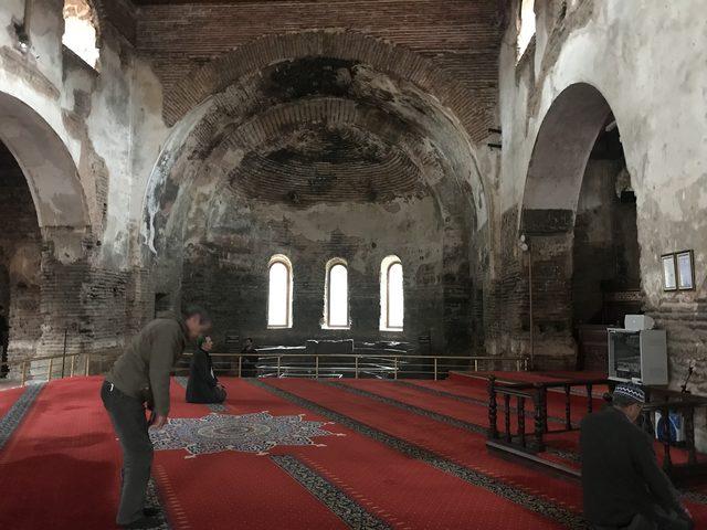 Ayasofya'nın sıvaları da dökülüyor