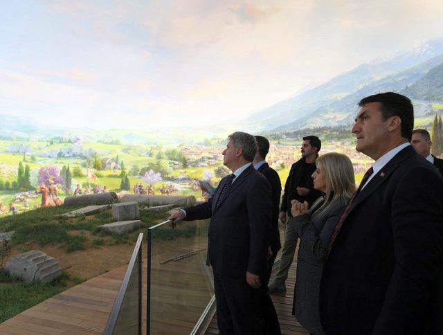Makedonya Cumhurbaşkanı Ivanov, Bursa'da üniversitelilerle buluştu
