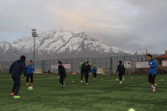 Hakkari'de kadın futbol takımına 4 yabancı transfer