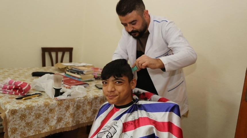 Engelli, hasta ve yaşlılara evde &uuml;cretsiz berber hizmeti