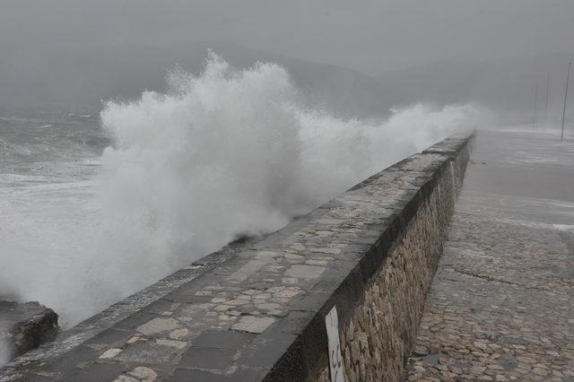 Amasra'da şiddetli rüzgar nedeniyle dev dalgalar oluştu