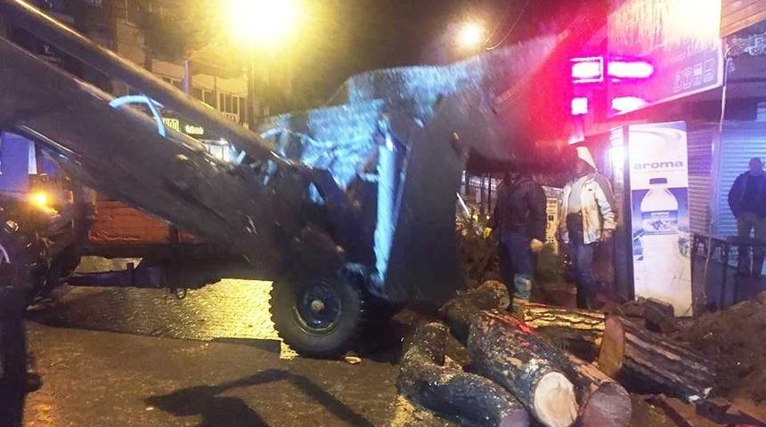 Burhaniye&rsquo;de lodosa dayanamayan &ccedil;am ağacı yola devrildi