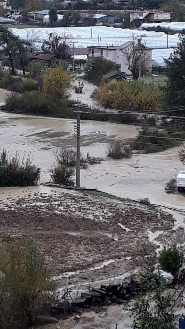 Manavgat'ta şiddetli yağış taşkına neden oldu