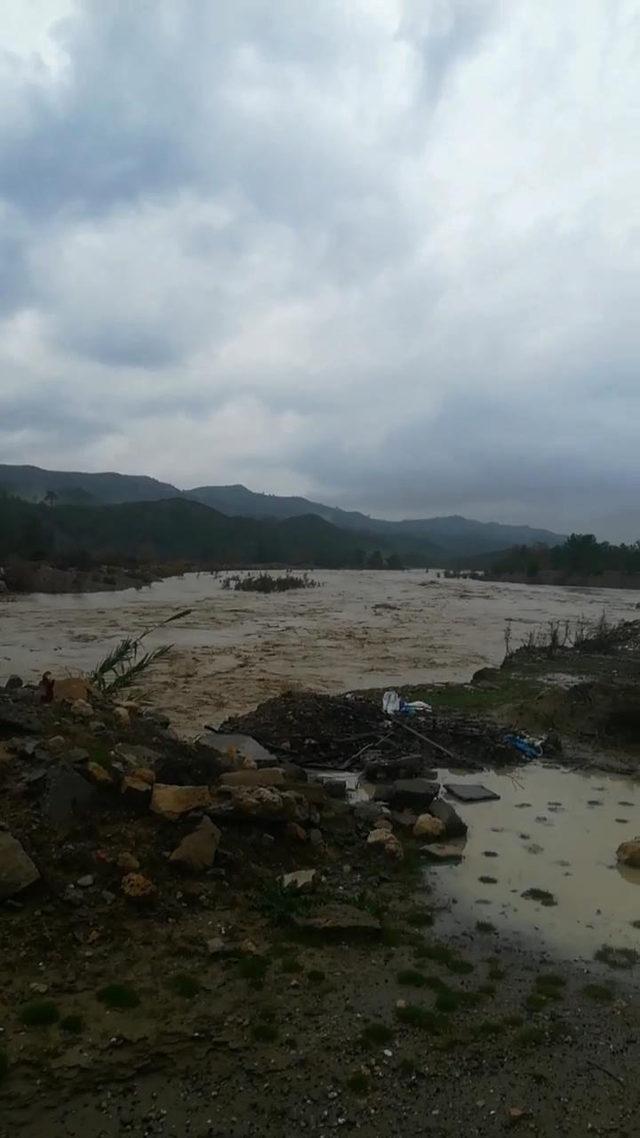 Manavgat'ta şiddetli yağış taşkına neden oldu