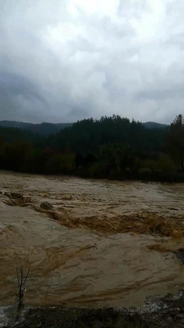 Manavgat'ta şiddetli yağış taşkına neden oldu