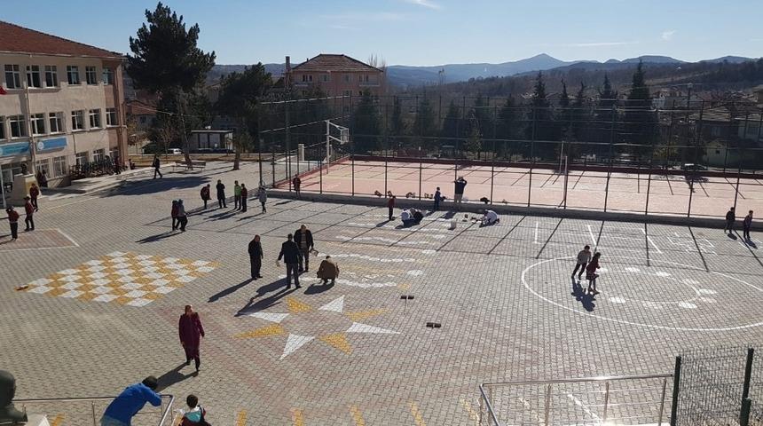 Geleneksel &ccedil;ocuk oyunları okul bah&ccedil;elerinde