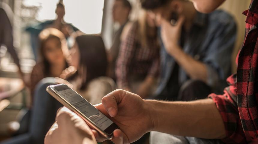 Elektromanyetik alan ve radyasyon nedir? Cep telefonlarını kullanırken nelere dikkat etmeliyiz? 