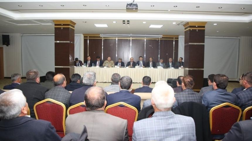 Vali ve belediye başkanı muhtarlarıyla bir araya geldi