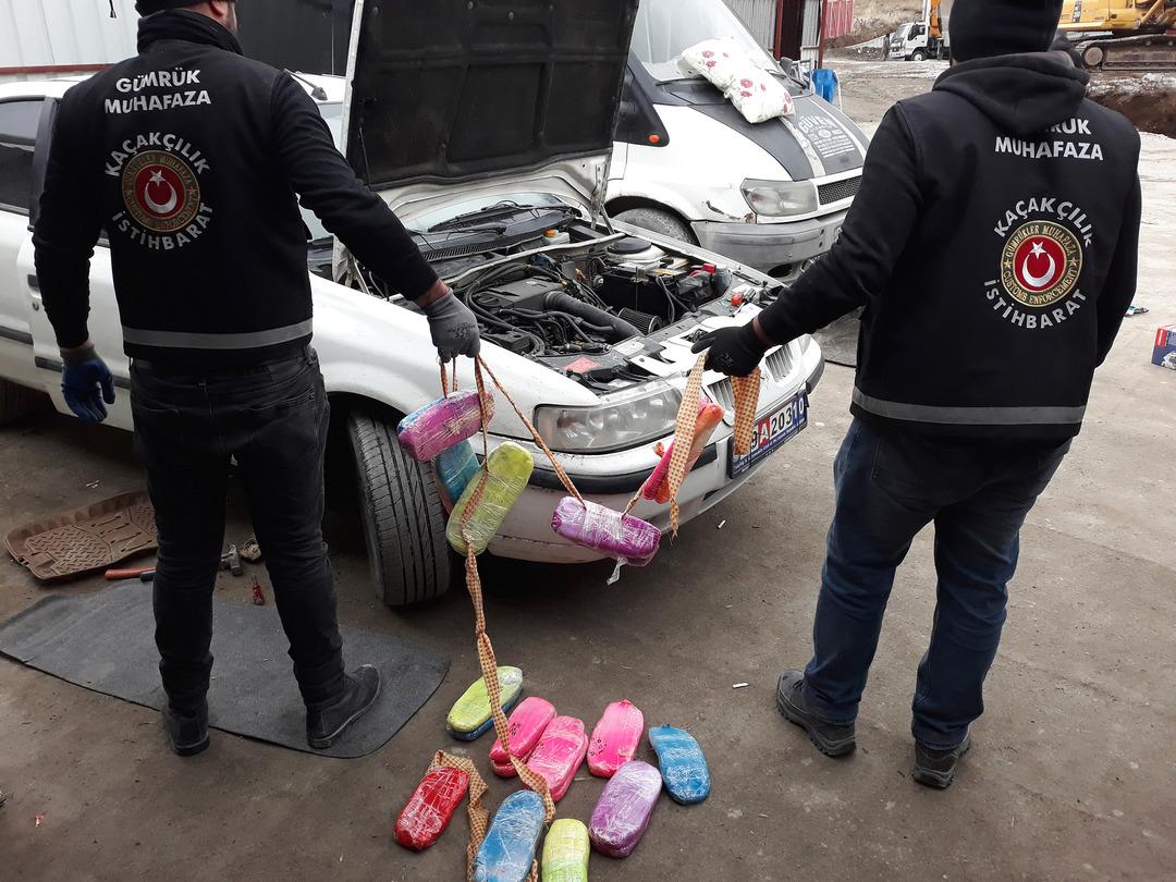 Ara&ccedil;la sınırı ge&ccedil;mek isterken yakayı ele verdi! Tam 7 milyon 140 bin lira