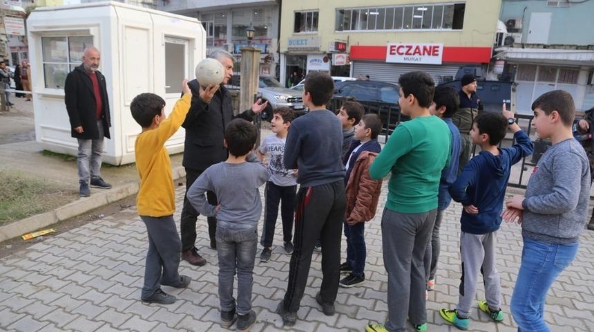 Cizreli &ccedil;ocuklardan Kaymakam ve Belediye Başkanı Arıcan&rsquo;a sevgi g&ouml;sterisi