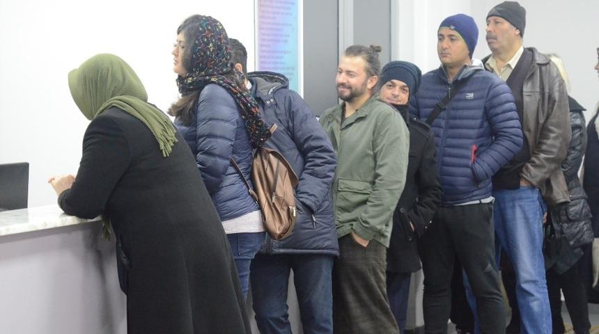 Tiyatro i&ccedil;in bilet kuyruğu