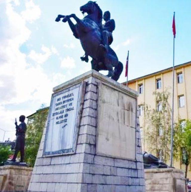 Bayburt’ta, 'Atatürk heykeli' tartışması