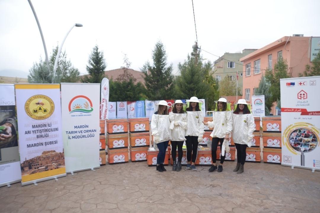 Mardin&rsquo;de 40 kadına arı kovanları teslim edildi