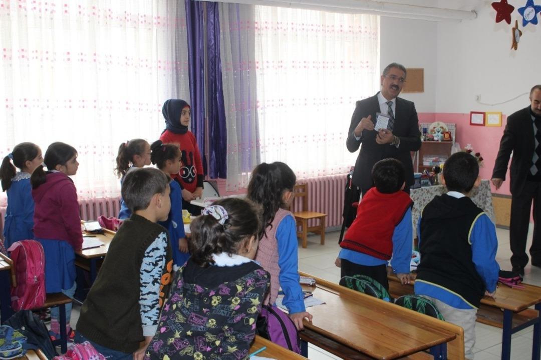 &Ouml;ğrencilere lale soğanı dağıtıldı