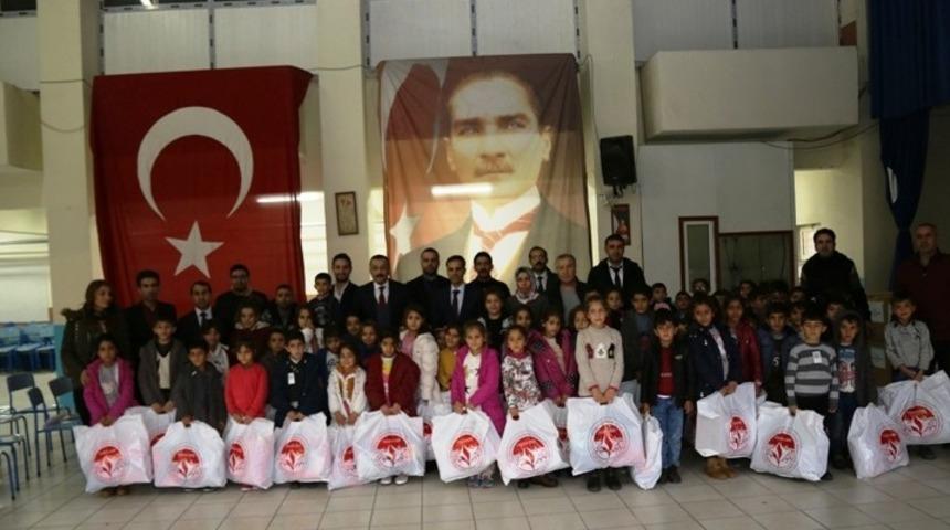 Başkan &Ccedil;elik &ouml;ğrencilere kışlık giysi yardımı programına katıldı
