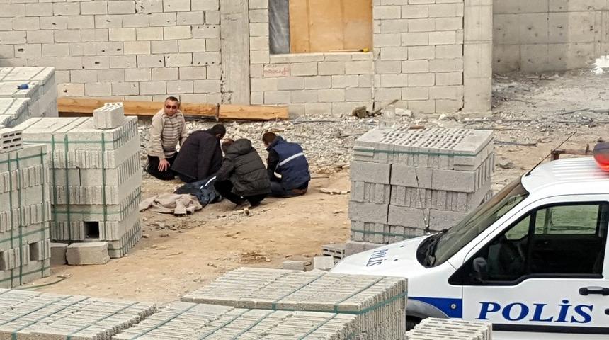 İnşaattan d&uuml;ş&uuml;p &ouml;len arkadaşlarının başından ayrılmadılar