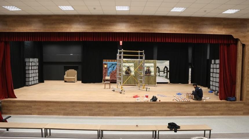 Erzincan Belediyesi Tiyatro Salonu yapıyor