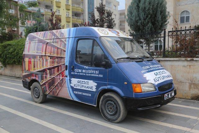 Cizre’de Gezici Kütüphane Aracı Hizmete Girdi