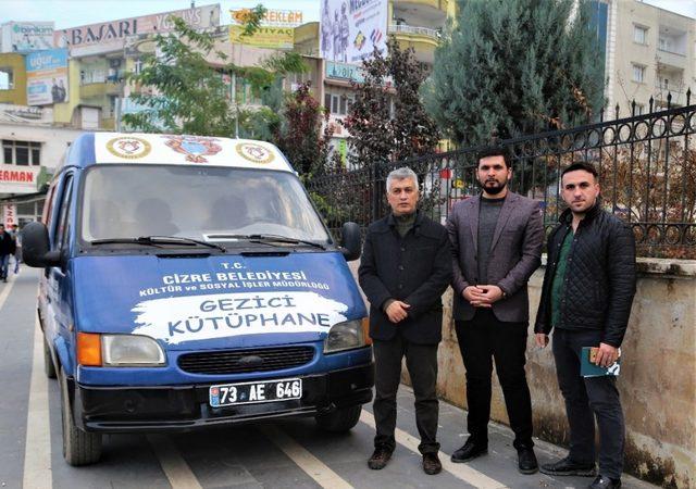 Cizre’de Gezici Kütüphane Aracı Hizmete Girdi