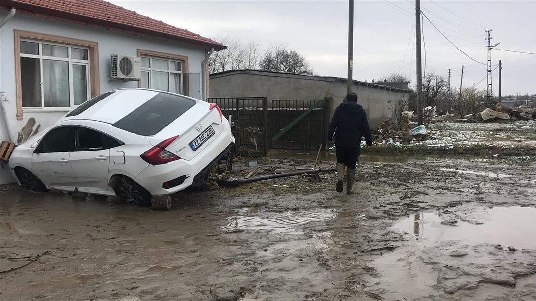Sel sularından camdan atlayıp kurtulmuşlar 