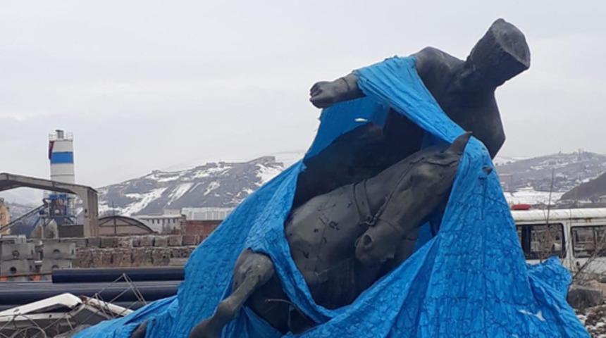Atatürk heykelinin o halini görenler büyük tepki gösterdi! Belediyeden açıklama