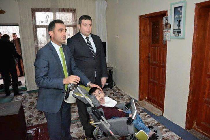 Kaymakam Alibeyoğlu’ndan engelli çocuğa tekerlekli sandalye jesti G1