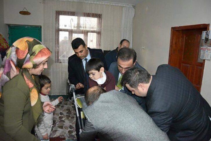 Kaymakam Alibeyoğlu’ndan engelli çocuğa tekerlekli sandalye jesti G2