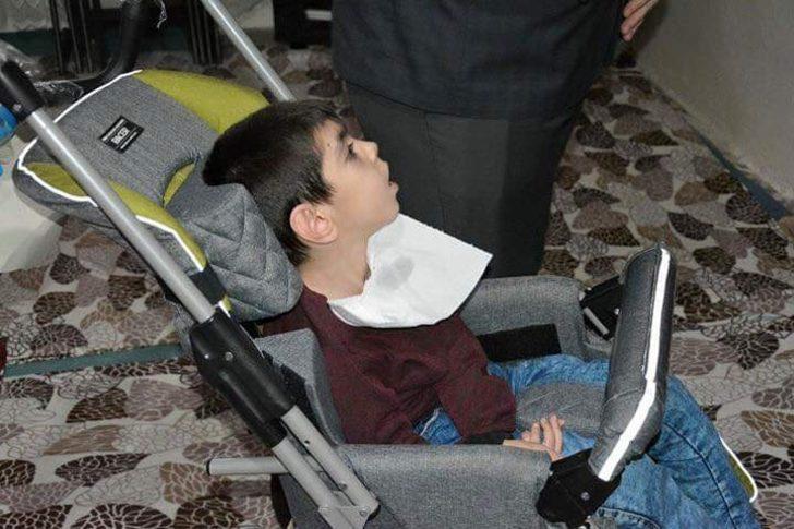 Kaymakam Alibeyoğlu’ndan engelli çocuğa tekerlekli sandalye jesti G3