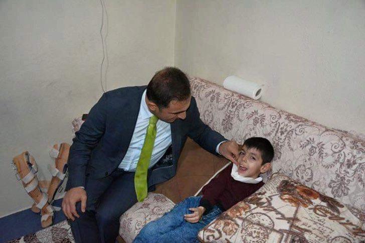 Kaymakam Alibeyoğlu’ndan engelli çocuğa tekerlekli sandalye jesti G4