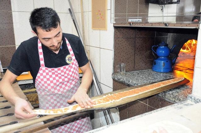 Sivas'ta, 2 metre 5 santimlik etli pide yapıldı