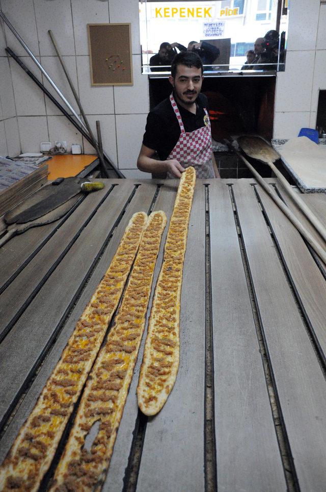 Sivas'ta, 2 metre 5 santimlik etli pide yapıldı