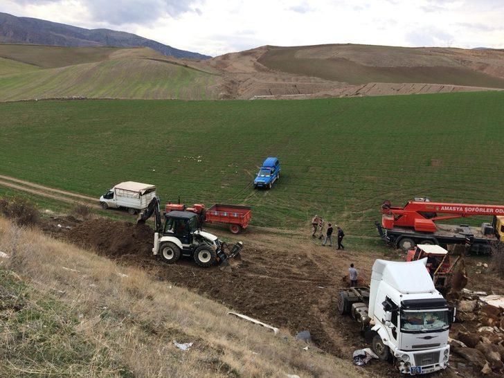 Hayvan yüklü tır devrildi! 14'ü telef oldu, 11'i kesildi G2