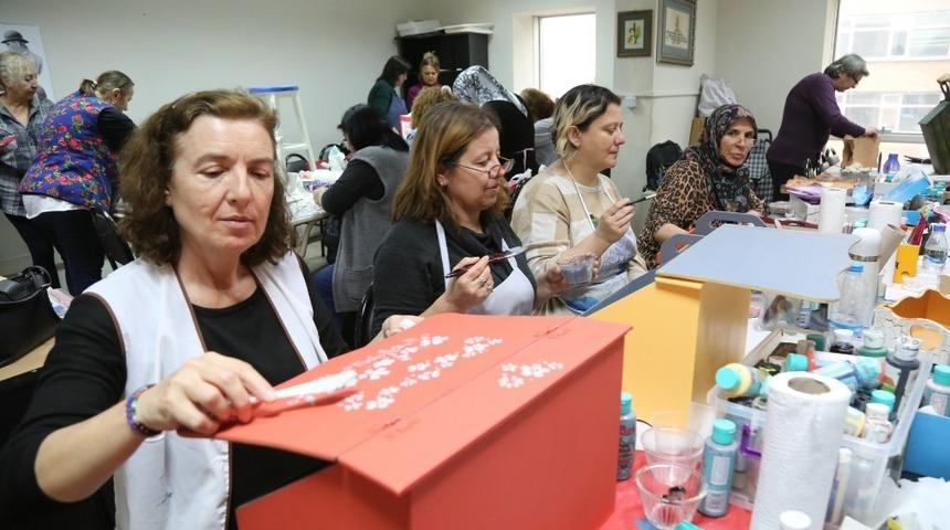 Kadınlar Halk Merkezleri ile &uuml;retiyor