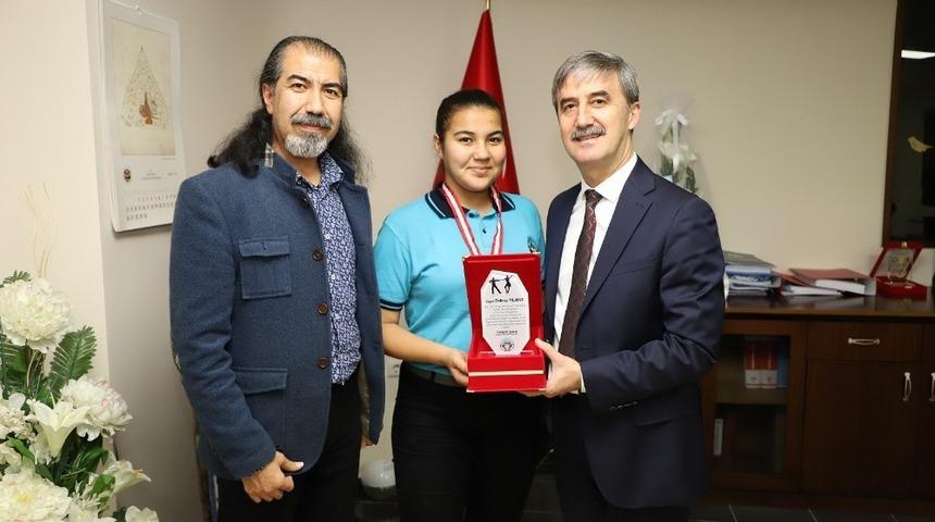 Başkan Şirin gen&ccedil; dans&ccedil;ıyı tebrik etti