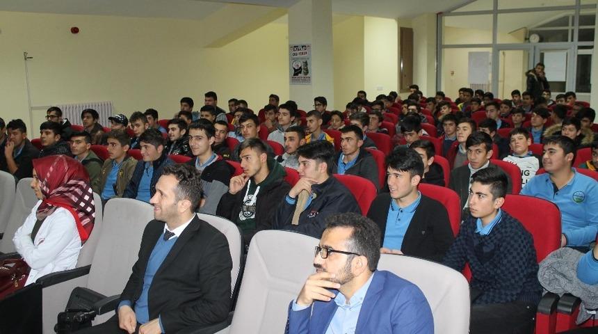 Akdağmadeni&rsquo;nde kitap &rsquo;Oku-Yorum&rsquo; etkinliği d&uuml;zenlendi