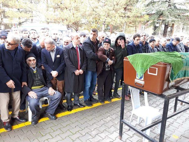Kahramankazan Belediye Başkanı Lokman Ertürk acılı babayı teselli etti