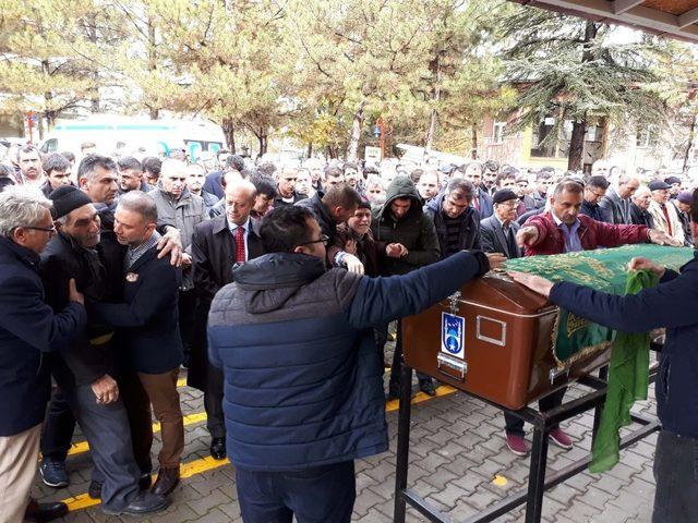 Kahramankazan Belediye Başkanı Lokman Ertürk acılı babayı teselli etti
