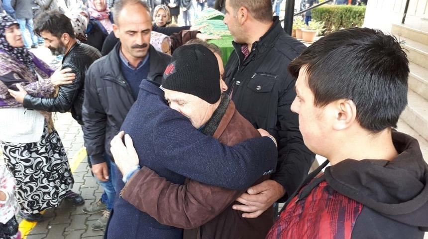 Kahramankazan Belediye Başkanı Lokman Ertürk acılı babayı teselli etti