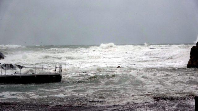 Şile ve Karaburun sahilinde dev dalgalar