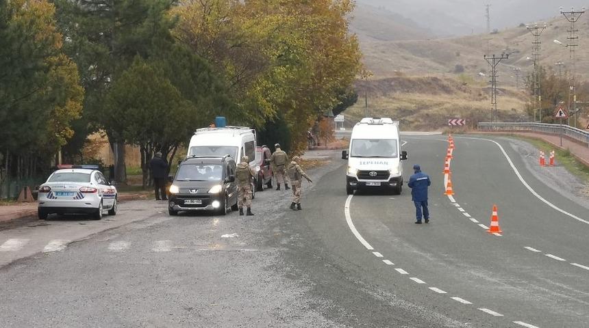 Jandarmanın uygulamasında aranan şahıslar yakalandı